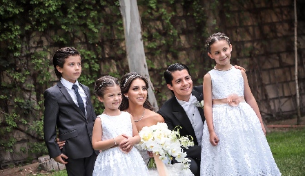  Regina Oliva y Arturo Hernández con sus sobrinos.