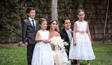  Regina Oliva y Arturo Hernández con sus sobrinos.