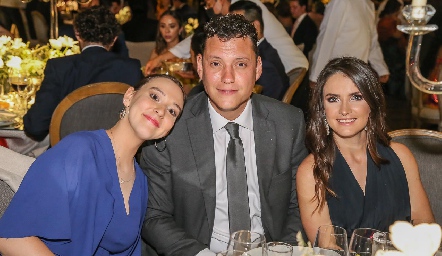  Alejandra Morales, Edgardo de los Santos y Cecilia Desouches.
