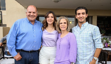  Elías Navarro, Mimí Navarro, Miriam González y Elías Navarro.