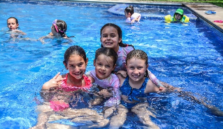  Alexia, Valeria Vallejo, Natalia Benavente y Daniela Benavente.