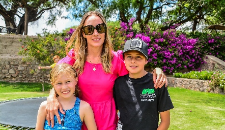   Maru Muñiz con sus hijos Valeria y Luisma.