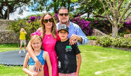  Maru Muñiz y Javier Vallejo con sus hijos Valeria y  Luisma.