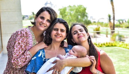  María, Carmen y Mayte Autrique con su sobrina Cayetana.