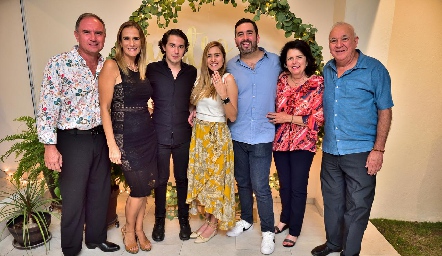  Camila Fernández y Fernando Domínguez con sus papás.