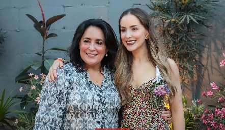  Laura Rodríguez con su hija Lau  Bravo.