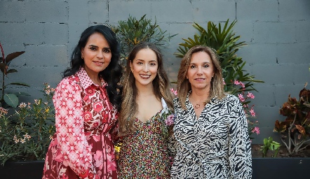 Lau Bravo con las anfitrionas Marily de Tobías y Bety Lavín.