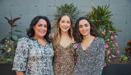  Laura Rodríguez con sus hijas Lau y María Bravo.