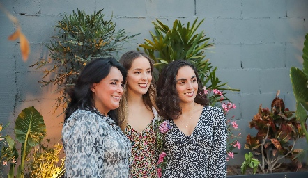  Laura Rodríguez con sus hijas Lau y María Bravo.
