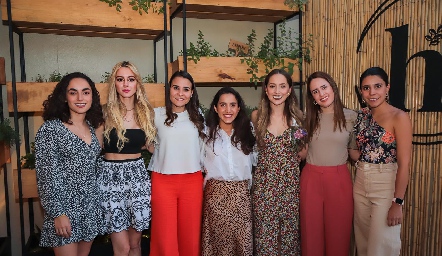   Lau Bravo con sus amigas.