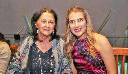  Yolanda Estrada con su nieta Vero Pérez.