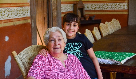  Reyna Suárez y Gaby Sarquis.