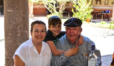  Reyna Suárez, Gaby Sarquis y Ramón Suárez.