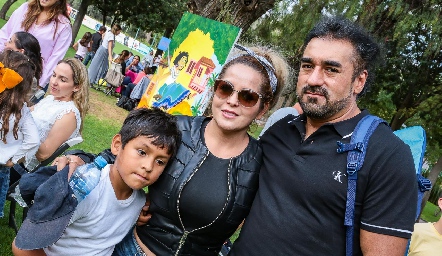  Laura Marmolejo y Gerardo Alonso con su hijo Hiram.