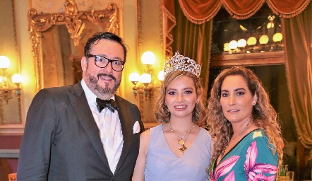  Germán González Martí y Maribel De Antuñano con su hija Inés, Reina de La Sociedad Potosina La Lonja.