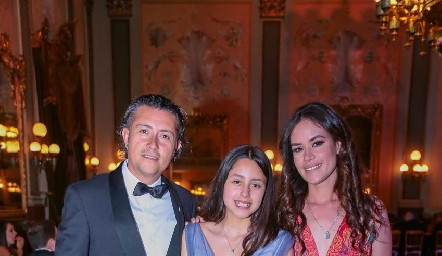  Ernesto Esquivel, Isabel Esquivel y Alejandra Salazar.