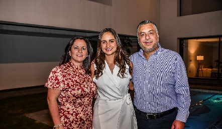 Claudia Ávila y  Alejandro Villasana con su hija Claudia.