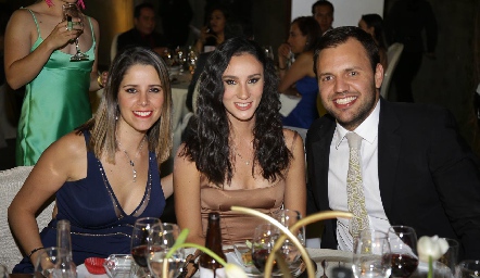  Tania Elías, Vero y Mauricio Espinosa.