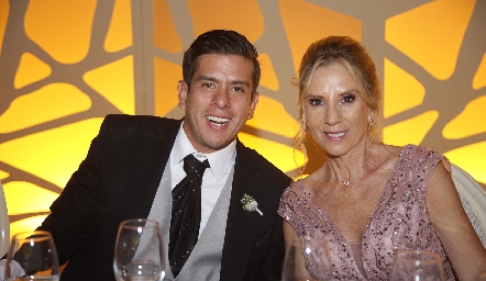  Héctor Rueda con su mamá Gabriela Mercado.