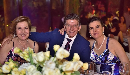 María de los Ángeles, Eduardo y Marisa Mercado .