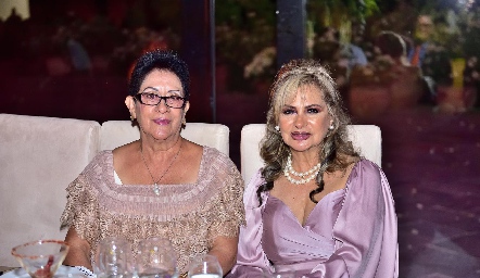 Gaby Flores de Mercado y Paula Flores .