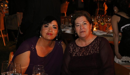  María del Rosario y Vicky Uribe.