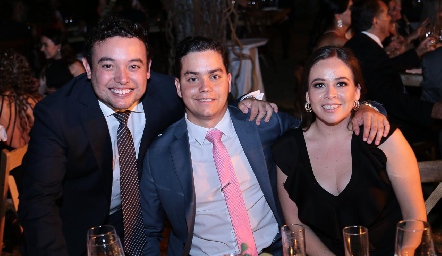  Guillermo Medina, Alejandro Fernández y Andrea Barbosa.