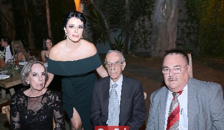  Charo de Canseco, Olivia Canseco, Gonzalo Canseco y Matías Castro.