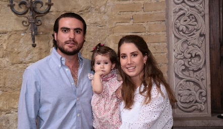  Manuel Saiz y Mónica Torres con su sobrina Amelia Torres.