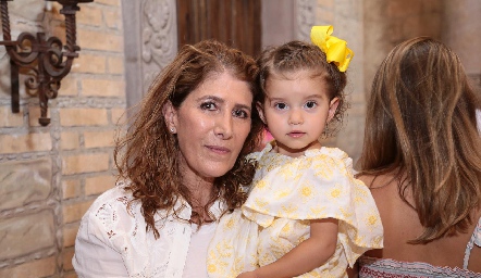  Mónica Hernández con su nieta Paula Torres.