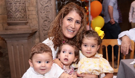  Mónica Hernández con sus nietos Andrés, Amelia y Paula Torres.