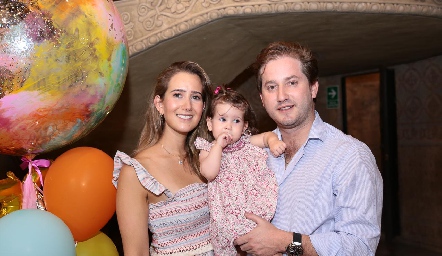  Lucía Hernández y Pablo Torres con su hija Amelia .