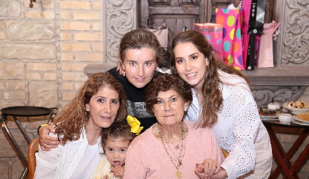  Mónica Hernández, Paula Torres, Sofía Torres y Mónica Torres con Maruchis Andrés.