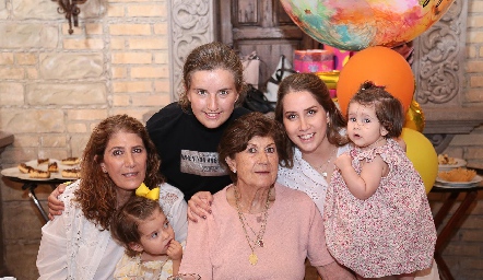  Mónica Hernández, Paula, Sofía, Mónica y AmeliaTorres con Maruchis Andrés.