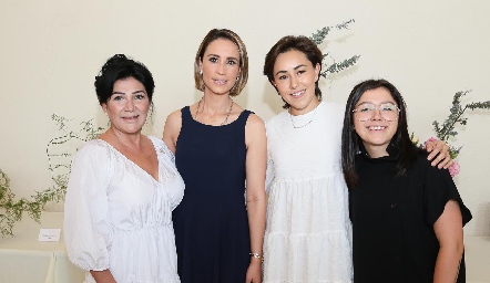  Mónica Cabrero, Marcela González, Midori Barral y Francine Cabrero.