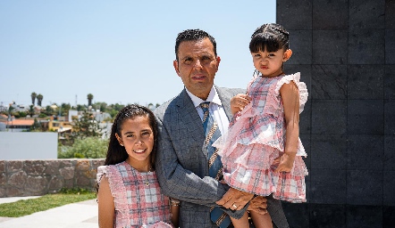 José Tanus con sus hijas Paulina y Valentina.