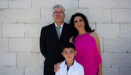  José con sus padrinos Enrique Zamanillo y Alicia Tanus.