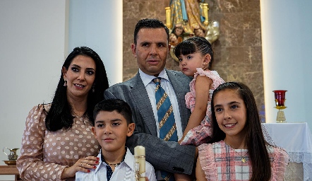  Paty y José Tanus con sus hijos José Halim, Valentina y Paulina.