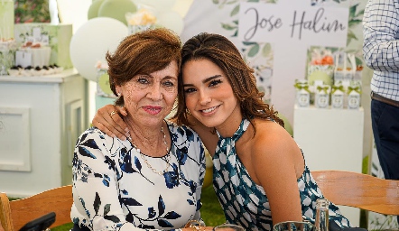  Yolanda García y Paulina González.