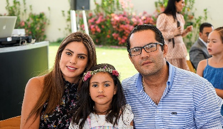  Bárbara Berrones y Fernando Rojo con su hija Bárbara.