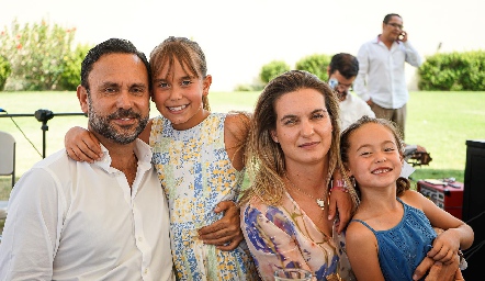  Carlos Torres y Hanni Abud con sus hijas Hanni y Álika.