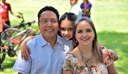 Alberto Espinosa, Daniela Espinosa y Luz Elena Villalobos .