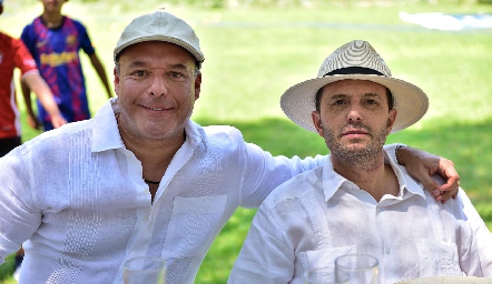  Rafael Espinosa y Caco Corripio .