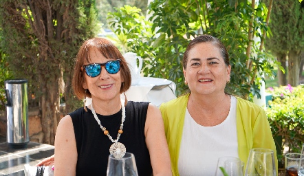  Laura Elena y Azucena Villegas.