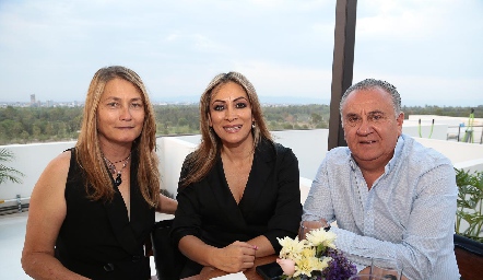  Marcela Arellano, Doris Gandy y Alan Ríos.
