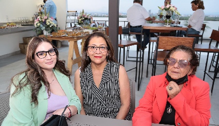  Mariana Contreras, Olga Pérez y Ana María Delgado.