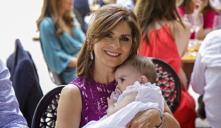  Lucía Escobedo con su nieta Joaquina Martínez.