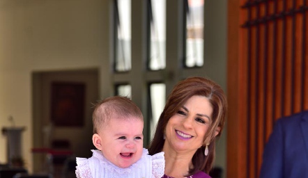  Lucía Escobedo con su nieta Joaquina.