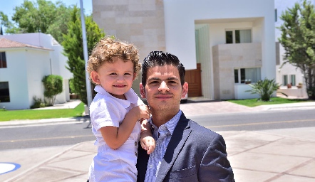  Oscar Cabrera con su sobrino Santiago.
