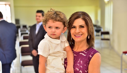  Lucía Escobedo con su nieto Santiago.